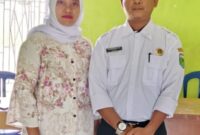 Darmawan, S.E didampingi Istri Nuraida, A.md, Keb, saat penyerahan berkas pendaftaran di Kantor Desa Pagar Puding Lamo