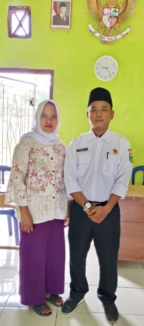 Darmawan, S.E didampingi Istri Nuraida, A.md, Keb, saat penyerahan berkas pendaftaran di Kantor Desa Pagar Puding Lamo