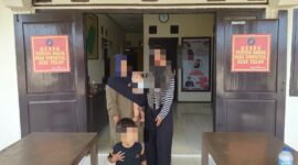 Anak dan istri korban saat memberikan kesaksian yang dialami suaminya