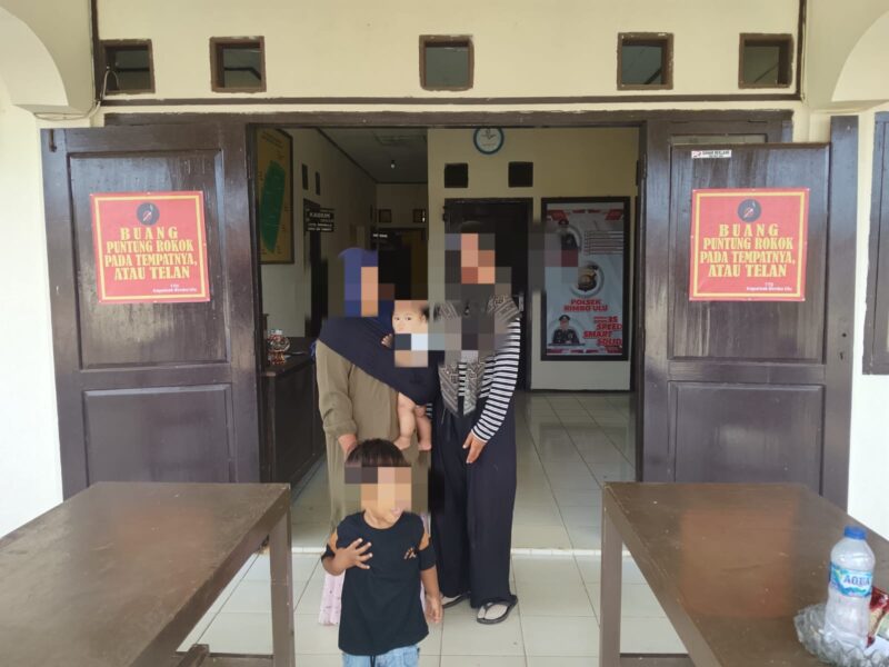 Anak dan istri korban saat memberikan kesaksian yang dialami suaminya