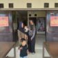 Anak dan istri korban saat memberikan kesaksian yang dialami suaminya